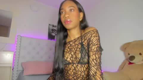 Snapshot of loveit_hermione chatting on 02-06-25, 04:10 Val online show from 02-06-25, 04:10