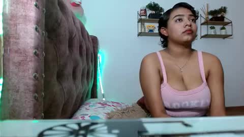 Snapshot of loveliluz chatting on 11-18-25, 11:37 loveliluz online show from 11-18-25, 11:37