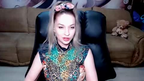 Snapshot of lovellymalina chatting on 12-08-24, 05:33 private open online show from 12-08-24, 05:33