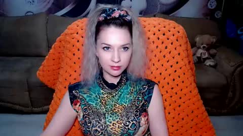 Snapshot of lovellymalina chatting on 01-01-25, 12:22 private open online show from 01-01-25, 12:22