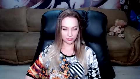 Snapshot of lovellymalina chatting on 01-13-25, 05:12 private open online show from 01-13-25, 05:12