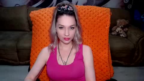 Snapshot of lovellymalina chatting on 02-10-25, 02:16 private open online show from 02-10-25, 02:16