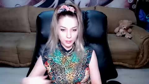 Snapshot of lovellymalina chatting on 03-11-25, 09:02 private open online show from 03-11-25, 09:02