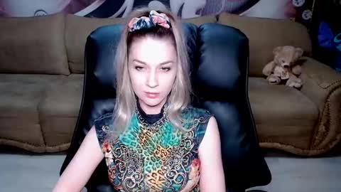Snapshot of lovellymalina chatting on 03-11-25, 04:18 private open online show from 03-11-25, 04:18