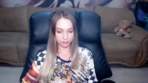 Snapshot of lovellymalina chatting on 03-12-25, 08:51 private open online show from 03-12-25, 08:51