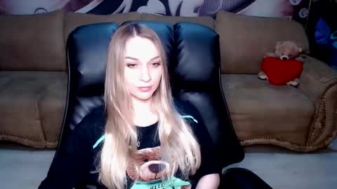 Snapshot of lovellymalina chatting on 09-13-25, 01:44 private open online show from 09-13-25, 01:44