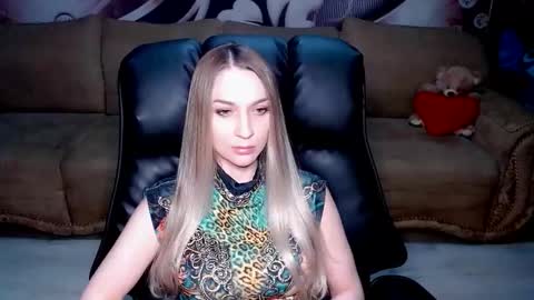 Snapshot of lovellymalina chatting on 09-20-25, 03:35 private open online show from 09-20-25, 03:35