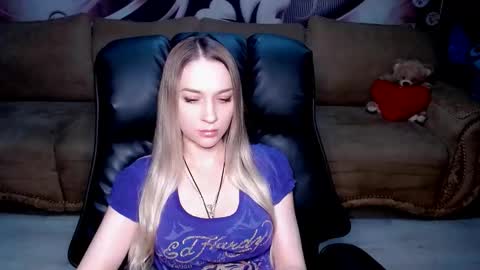 Snapshot of lovellymalina chatting on 10-12-25, 01:10 private open online show from 10-12-25, 01:10
