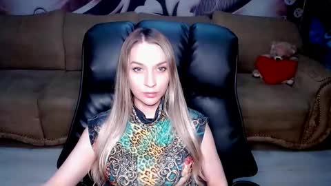 Snapshot of lovellymalina chatting on 10-18-25, 05:14 private open online show from 10-18-25, 05:14