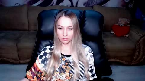 Snapshot of lovellymalina chatting on 10-19-25, 02:29 private open online show from 10-19-25, 02:29