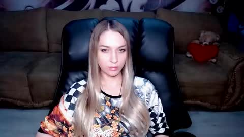 Snapshot of lovellymalina chatting on 10-24-25, 01:51 private open online show from 10-24-25, 01:51