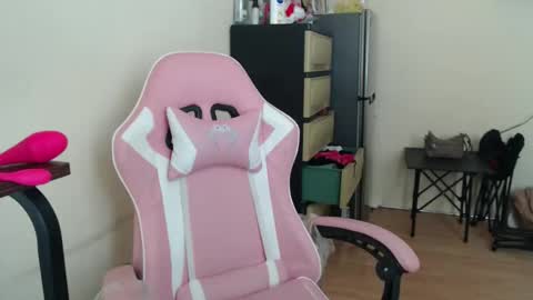 lovely_leah23 online show from 01-09-26, 05:32