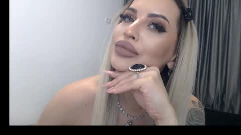 Snapshot of lovelyblondyxxx chatting on 02-16-25, 01:25 PrAllinXXXa online show from 02-16-25, 01:25