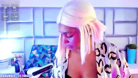 Snapshot of lovelynickyy chatting on 11-18-25, 01:04 Nicky online show from 11-18-25, 01:04