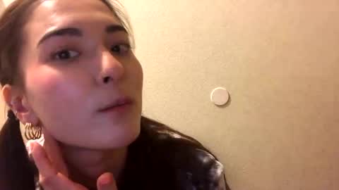 Queen Aria  online show from 12-19-24, 09:06