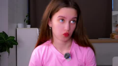 Snapshot of lowmenow chatting on 04-09-26, 11:37 Amelia online show from 04-09-26, 11:37