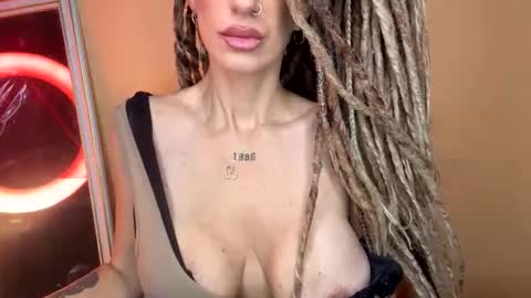 luciashowhot online show from 04-17-26, 08:17