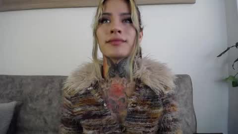 Snapshot of luciiana_lol chatting on 05-12-26, 03:53 luciiana online show from 05-12-26, 03:53