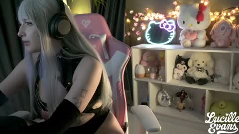 Lucy UwU online show from 04-25-26, 12:13