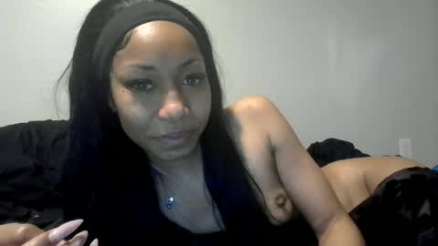 Snapshot of lucky_london chatting on 06-13-26, 05:00 Lucky London online show from 06-13-26, 05:00