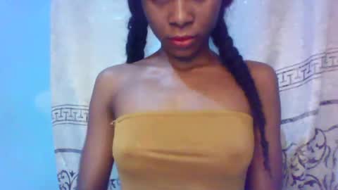 Snapshot of luckymadequeen chatting on 01-27-25, 04:20 Gloria online show from 01-27-25, 04:20