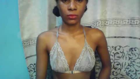 Snapshot of luckymadequeen chatting on 02-11-25, 03:29 Gloria online show from 02-11-25, 03:29