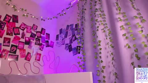 Snapshot of luckysexydoll chatting on 02-10-25, 10:53 Alisa online show from 02-10-25, 10:53