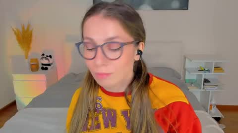 Snapshot of lucy__ray chatting on 12-14-24, 01:05 lucy__ray online show from 12-14-24, 01:05