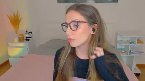 Snapshot of lucy__ray chatting on 12-23-24, 03:33 lucy__ray online show from 12-23-24, 03:33