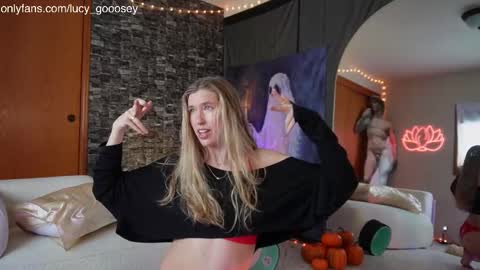Snapshot of lucy_gooosey chatting on 10-20-25, 09:48 Lucy. online show from 10-20-25, 09:48