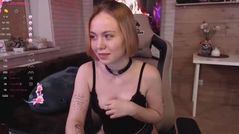 Snapshot of lucy_mirror chatting on 09-11-25, 10:32 Lucy online show from 09-11-25, 10:32