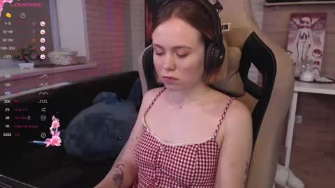 Snapshot of lucy_mirror chatting on 10-15-25, 09:26 Lucy online show from 10-15-25, 09:26