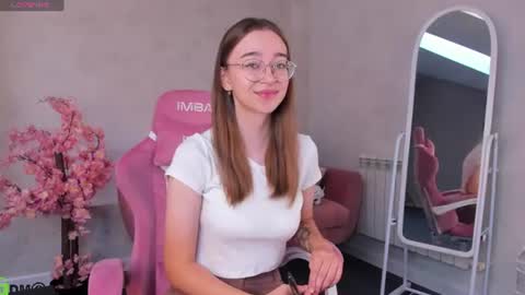 Snapshot of lucyy_green chatting on 06-21-26, 01:08 Lucy online show from 06-21-26, 01:08