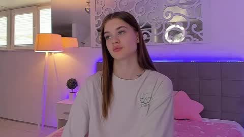 LuisaClover online show from 06-03-26, 02:33