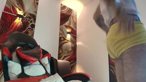 Snapshot of luke_davis01 chatting on 02-10-26, 01:15 LUKE online show from 02-10-26, 01:15