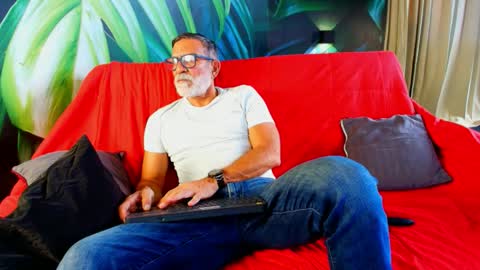 Snapshot of lukecrews chatting on 09-21-25, 07:48 Luke Crews online show from 09-21-25, 07:48