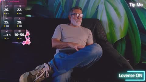 Snapshot of lukecrews chatting on 12-21-25, 08:27 Luke Crews online show from 12-21-25, 08:27