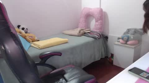 Snapshot of lula_05 chatting on 12-14-24, 04:20 Vicky online show from 12-14-24, 04:20