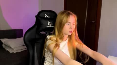 Snapshot of lumisun chatting on 12-21-25, 05:31 Sia online show from 12-21-25, 05:31