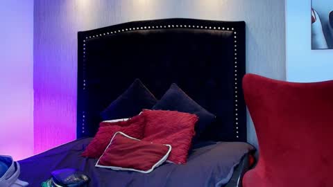 Luna And Titan  online show from 01-08-26, 12:29