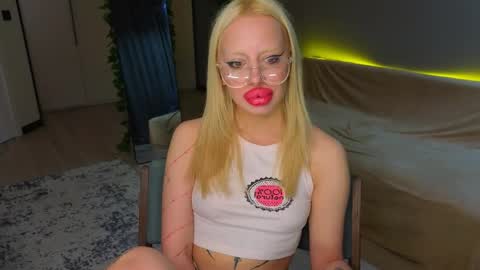 Snapshot of luna_beverly chatting on 05-12-26, 11:57 luna_beverly online show from 05-12-26, 11:57