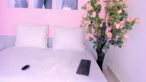 luna_diaz1 online show from 02-24-26, 07:45