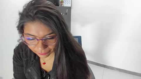 Snapshot of luna_dumont chatting on 05-25-26, 11:05 luna online show from 05-25-26, 11:05