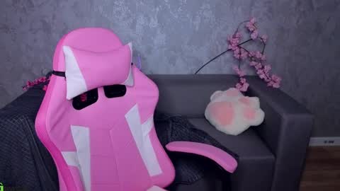 Snapshot of luna_host chatting on 05-18-26, 12:18 Luna Host online show from 05-18-26, 12:18