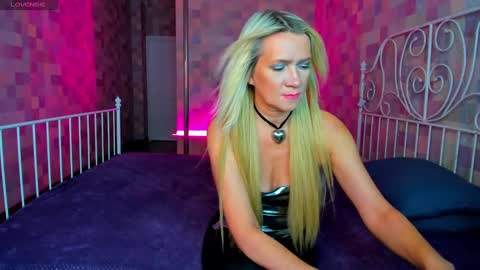 luna_lew1s online show from 01-17-25, 08:13