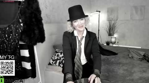 luna_lew1s online show from 10-21-25, 08:26