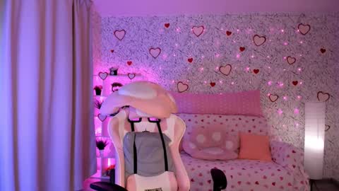 Snapshot of luna_moran chatting on 02-14-25, 06:45 Lina online show from 02-14-25, 06:45