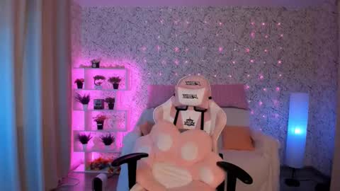 Snapshot of luna_moran chatting on 03-12-25, 07:02 Lina online show from 03-12-25, 07:02