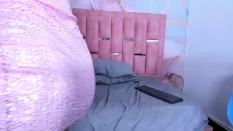 Snapshot of luna_sweeett_ chatting on 01-24-25, 06:25 Luna online show from 01-24-25, 06:25