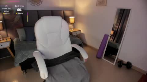 Snapshot of luna_tagliaferri chatting on 05-29-26, 12:58 Luna online show from 05-29-26, 12:58